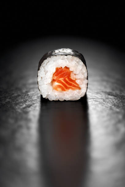 maki accessible en fauteuil roulant - maki sushi photos et images de collection
