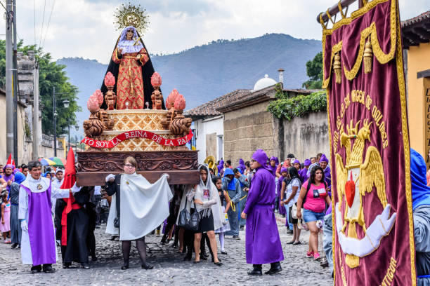 крестный ход в святой четверг с матерью христа марии, антигуа, гватемала - guatemalan culture central america mother traditional culture стоковые фото и изображения