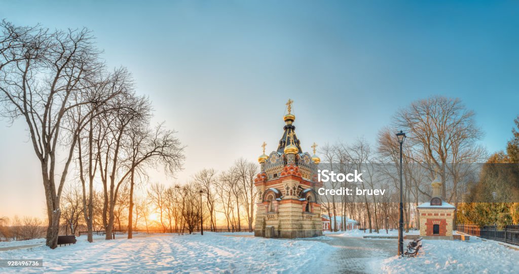 ホメリ、ベラルーシ。晴れた冬の朝、都市公園における Paskevich の礼拝堂墓。輝く太陽の日の出のパノラマ - ベラルーシ共和国のロイヤリティフリーストックフォト