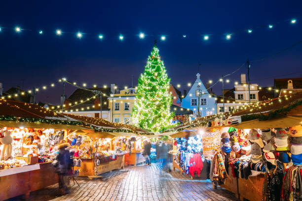 tallinn, estland. traditioneller weihnachtsmarkt am rathausplatz - raekoja plats. weihnachtsbaum und handelshäuser. frohes neues jahr urlaub - tallinn stock-fotos und bilder