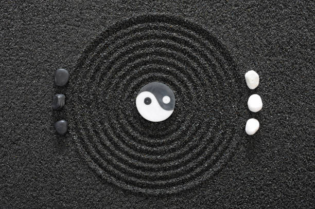 giardino giapponese con pietre yin e yang in sabbia rastrellata - perfection nature balance stone foto e immagini stock