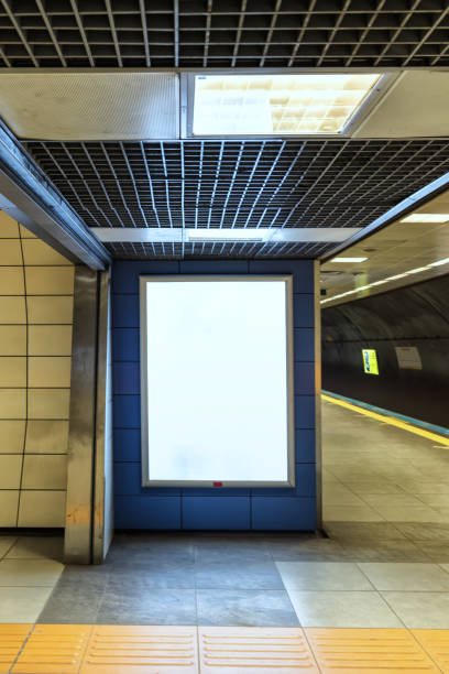 grand affichage vertical sur la station de métro - billboard bill city advertise photos et images de collection