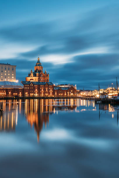 helsinki, finlandia. vista de calle kanavaranta con catedral de uspenski en iluminaciones de noche de noche - catedral de uspenski helsinki fotografías e imágenes de stock