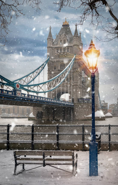 знаменитый тауэрский мост лондона в снежный день - london england christmas snow winter стоковые фото и изображения