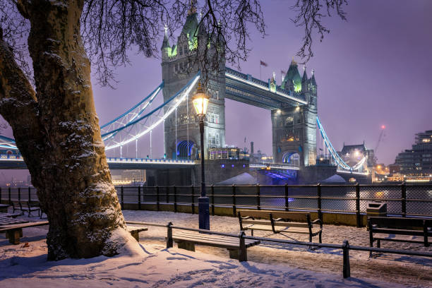 vista sul tower bridge di londra in una fredda serata invernale - weather england london england thames river foto e immagini stock