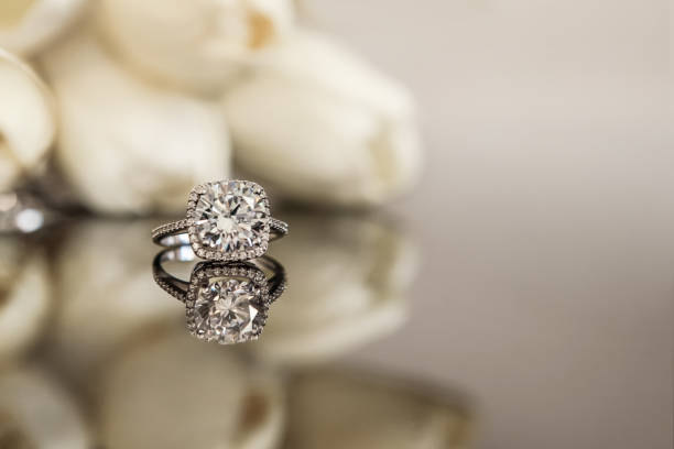 花の背景に白い金の結婚指輪 - jewelry gem gold reflection ストックフォトと画像