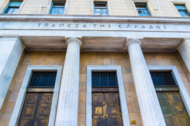close-up do edifício central de banco nacional da grécia em atenas - greece crisis finance debt - fotografias e filmes do acervo
