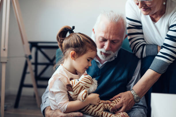 comfort e cura dei nonni - baby grandparent grandmother grandfather foto e immagini stock