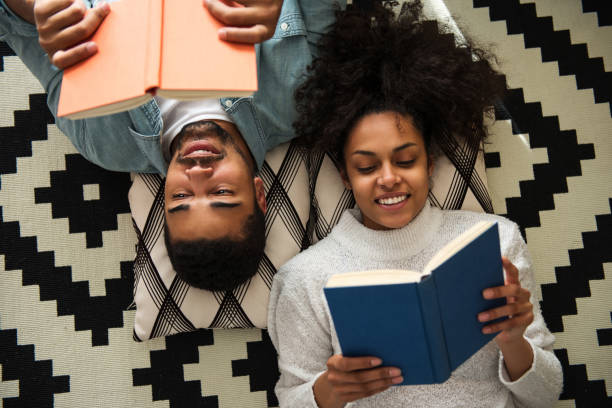 education comes first - family reading african descent book imagens e fotografias de stock