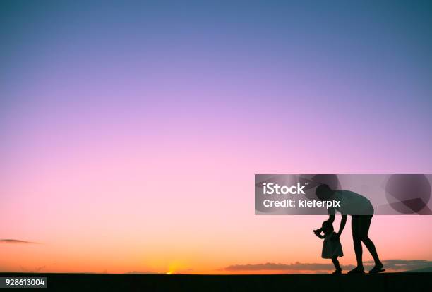 Madre E Hija Foto de stock y más banco de imágenes de Madre - Madre, Puesta de sol, Bebé