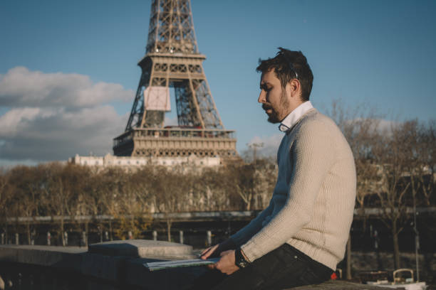 istock Artist drawing in France 928614574