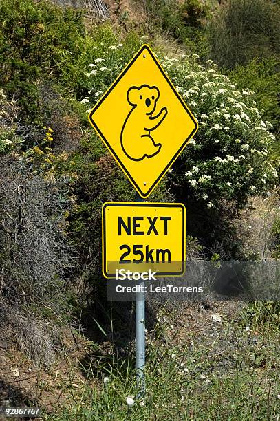 Koalas Próxima Señal De 25 Kilómetros 15 5 Millas De Australia Foto de stock y más banco de imágenes de Amarillo - Color