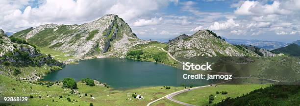 Laghi Di Covadonga - Fotografie stock e altre immagini di Ambientazione esterna - Ambientazione esterna, Blu, Cielo