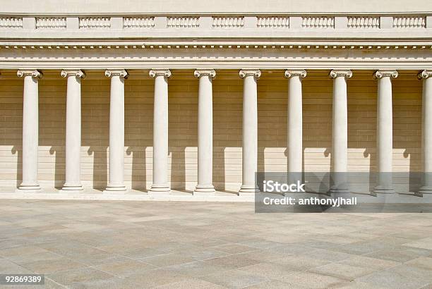 Foto de Linha De Colunas e mais fotos de stock de Greco-romano - Greco-romano, Templo, Apoiado