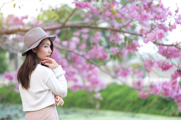 istock Young woman with cherry blossom garden in Spring day 928698498