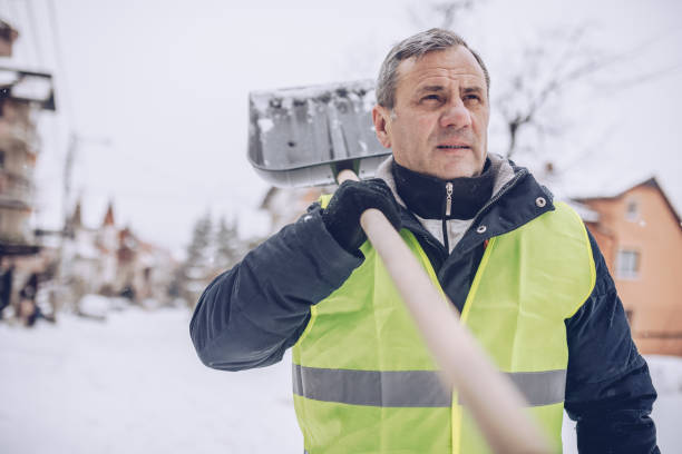 giornata di pulizia della neve - snow cleaning foto e immagini stock