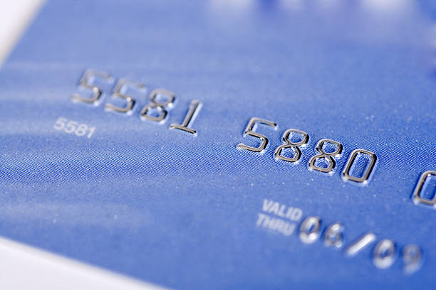 Niebieskie karty kredytowej zdjęcia pod kątem ze sztucznymi numery – zdjęcie