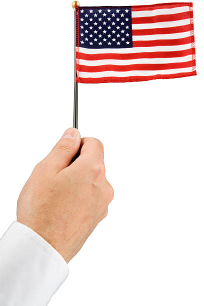 Ręka trzymająca Amerykańska flaga z Ścieżka – zdjęcie