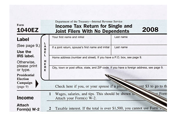 Primer plano del formulario de impuestos 1040 ez con lápiz - foto de stock