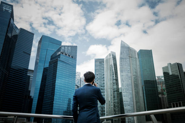 empresario asiático en una ciudad - hong kong city urban scene building exterior fotografías e imágenes de stock