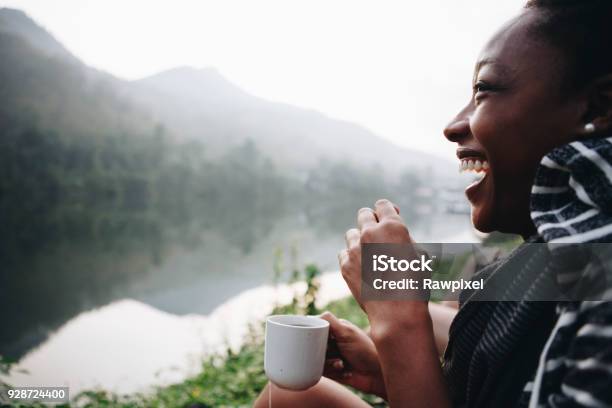 Photo libre de droit de Femme Appréciant Matin Café Avec La Nature banque d'images et plus d'images libres de droit de Camping - Camping, Café - Boisson, Une seule femme