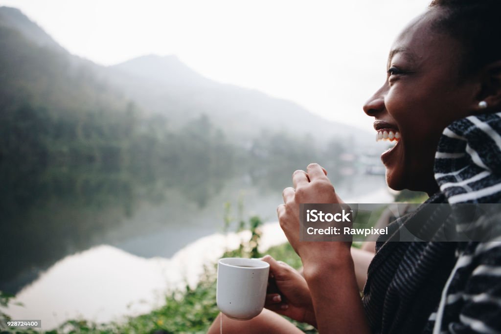 Mulher desfrutando de café com a natureza da manhã - Foto de stock de Acampar royalty-free