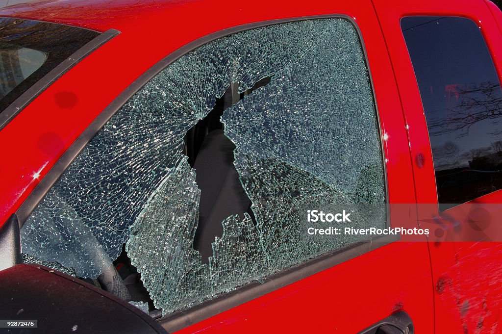 泥棒：プロークンウインドウの赤いトラックのドライブの - トラックのロイヤリティフリーストックフォト