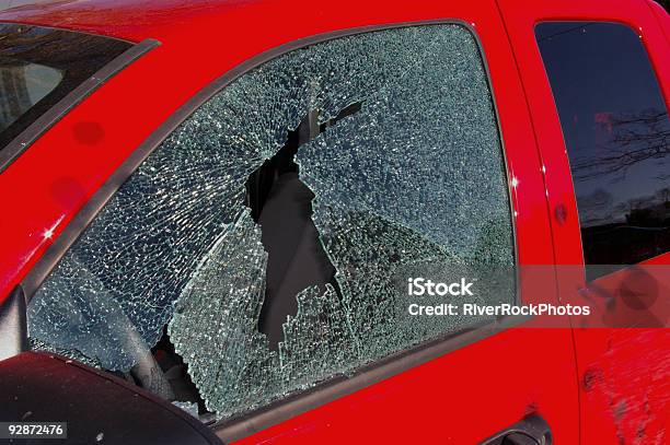 泥棒プロークンウインドウの赤いトラックのドライブの - トラックのストックフォトや画像を多数ご用意 - トラック, 不正直, 保険
