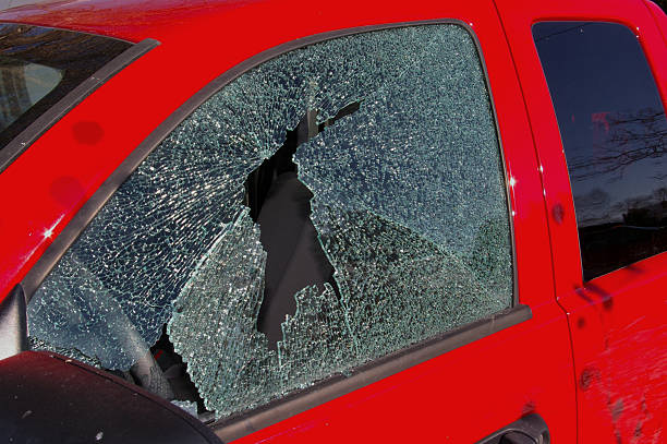 ladrão: janela quebrada o impulsiona lado do caminhão vermelho - glass circle cracked striped - fotografias e filmes do acervo