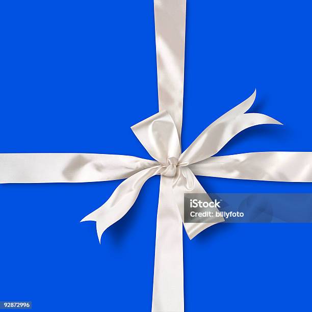 Azul De Regalo Blanca Con Cinta De Raso Foto de stock y más banco de imágenes de Caja - Caja, Caja de regalo, Celebración - Acontecimiento