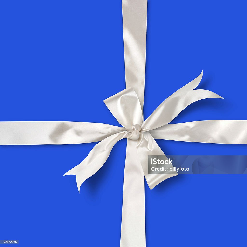 Blu regalo con nastro in raso bianco - Foto stock royalty-free di Carta