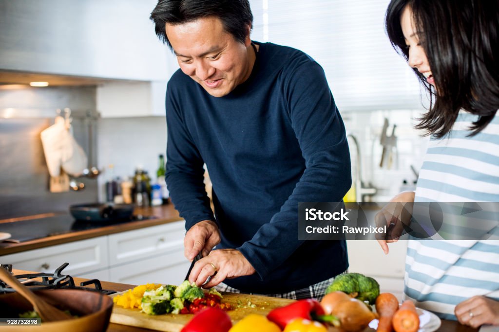 Casal asiático cozinhando na cozinha - Foto de stock de Cozinhar royalty-free