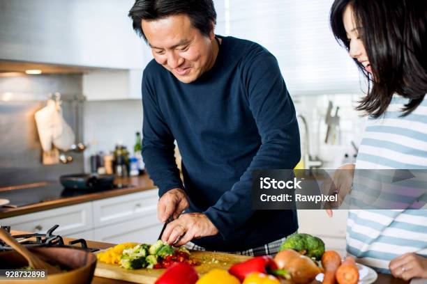 Foto de Casal Asiático Cozinhando Na Cozinha e mais fotos de stock de Cozinhar - Cozinhar, Alimentação Saudável, Homens