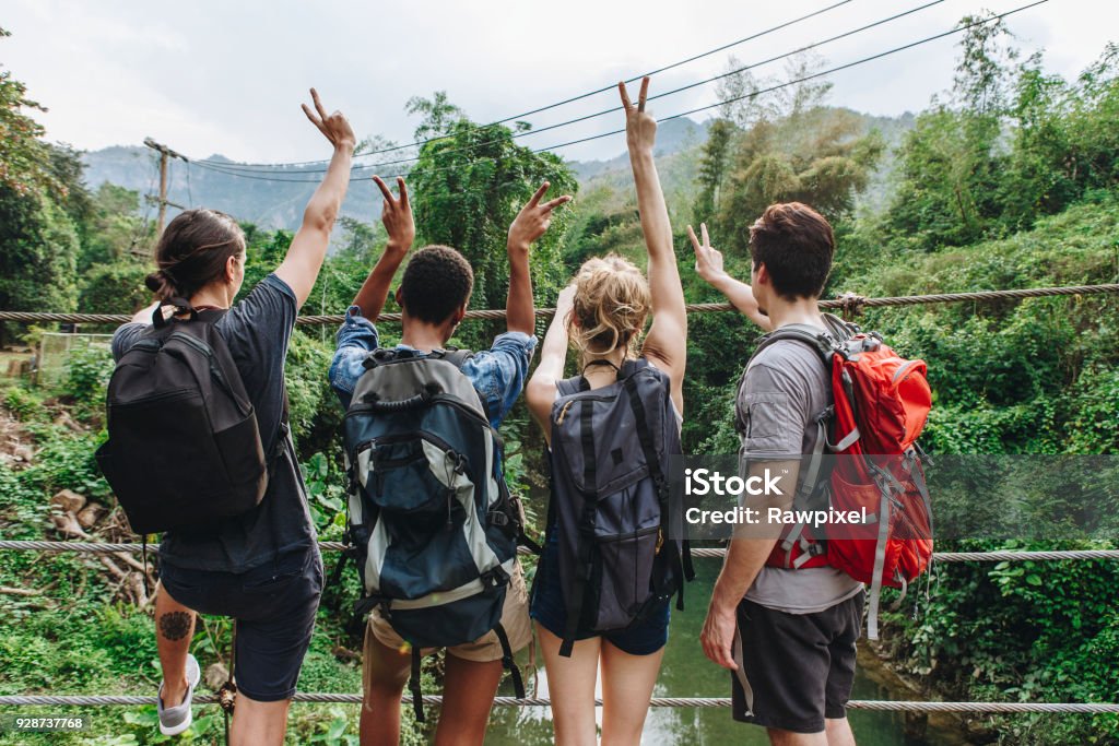 Grupo de amigos adultos jovens outdoor recreio lazer, liberdade e aventura conceito - Foto de stock de Geração Millennial royalty-free