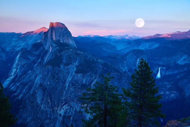 la vallée d’yosemite au coucher du soleil, californie, é.-u. - yosemite national park waterfall half dome california photos et images de collection