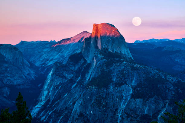 valle de yosemite en la puesta del sol, california, eeuu - condado de mariposa fotografías e imágenes de stock