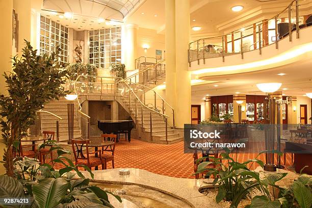 Lobby Del Hotel Foto de stock y más banco de imágenes de Sala de espera - Característica de edificio - Sala de espera - Característica de edificio, Hotel, Hotel de lujo