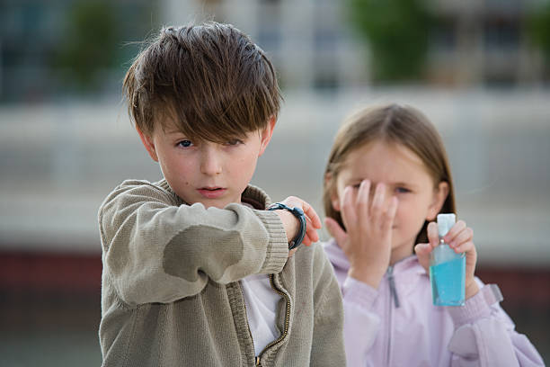 niños de la gripe sneeze codo de vomitar - flu virus russian influenza swine flu virus fotografías e imágenes de stock