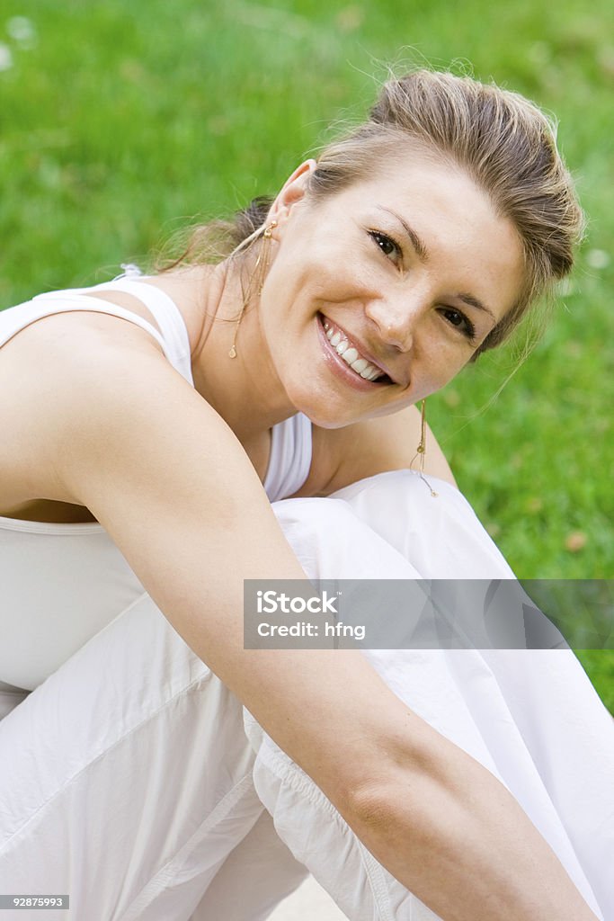 Blonde fille faire du yoga dans le parc - Photo de Adulte libre de droits