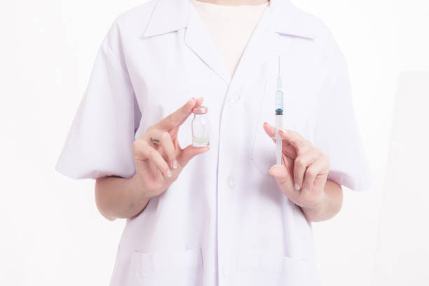 istock Female nurse with needle syringe in her hand. 928762334