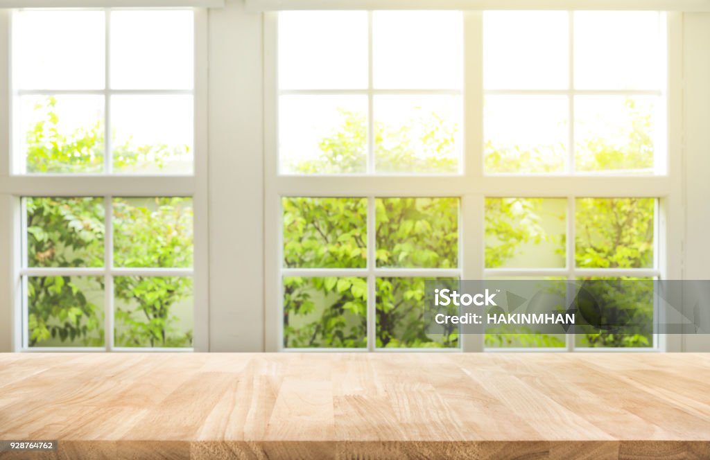 Topo do marcador de mesa de madeira em desfocar janela vista jardim fundo. - Foto de stock de Janela royalty-free