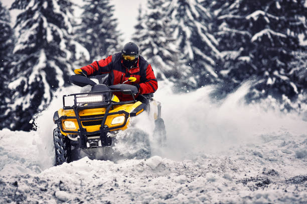 passeggiata invernale sul quad nella foresta. - snowmobiling snow winter mountain foto e immagini stock