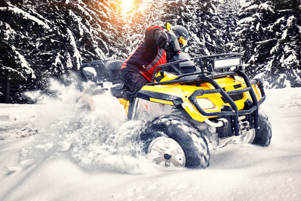 passeggiata invernale sul quad nella foresta. - snowmobiling snow winter mountain foto e immagini stock