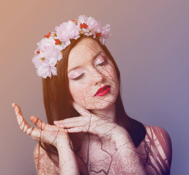 istock Young brunet girl with wreath 928772390
