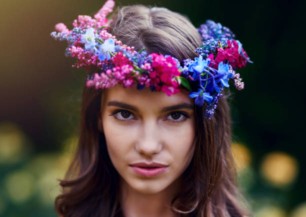 couronne de fleur digne d’une reine de la nature - goddess venus aphrodite caucasian photos et images de collection