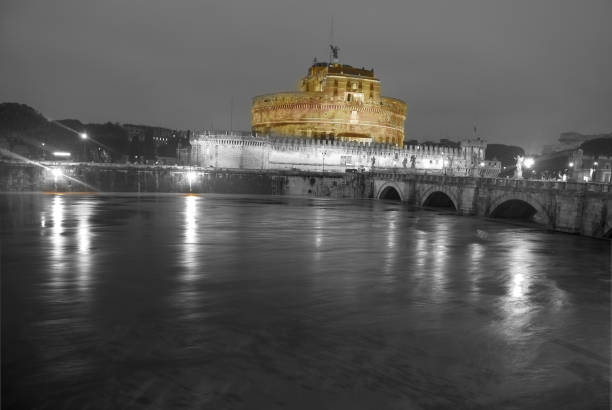 tiber und saint angel castle in rom - bernini castel fort tiber river stock-fotos und bilder