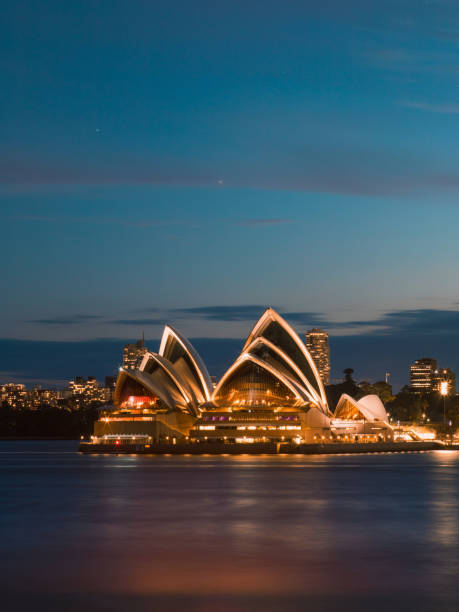 sydney opera house en una noche clara - sydney australia sydney opera house australia sydney harbor fotografías e imágenes de stock