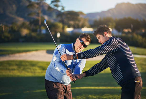 młody golf pro coaching człowieka na jego huśtawka golfowa - golf golf swing men professional sport zdjęcia i obrazy z banku zdjęć