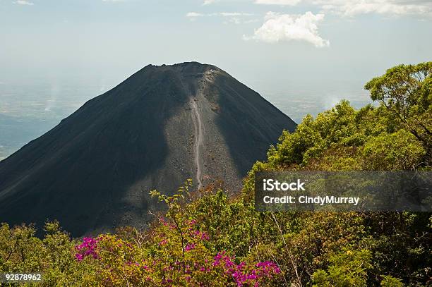 Вулкан Izalco — стоковые фотографии и другие картинки Без людей - Без людей, Вулкан, Горизонтальный