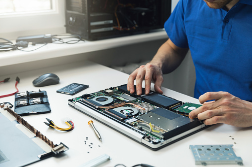 bad pegs På daglig basis Computer Repairman Installing New Hard Disk Drive In Laptop Stock Photo -  Download Image Now - iStock